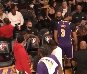 官方赛程页面-湖人冲突为何而起？浓眉侵略性不足被霍华德聊破防